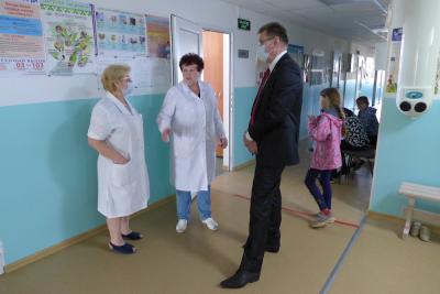 Сергей Коткин посетил амбулаторию посёлка и пообщался с работниками медицинского учреждения / Фото Тимофея Жукова