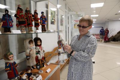 Маргарита Латышева рассказала, что куклы, представленные на этой выставке, «демонстрируют» красочную одежду, характерную для жителей Канинской, Большеземельской и Малоземельской тундр / Фото Екатерины Эстер