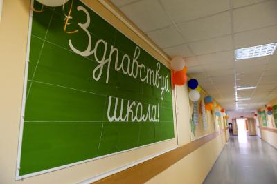 Завтра эти коридоры и классы наполнятся детскими голосами / Фото Антона Тайбарея