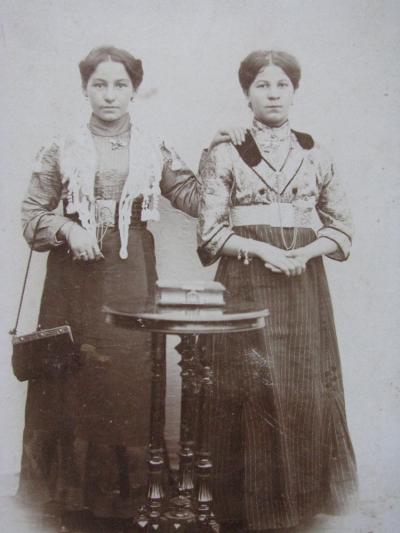 Оксинские девицы Катюша (слева) и Мария, дочери нашего прадеда Никона, четвёртое поколение Сумароковых, 1916 г. / Фото из семейного архива автора