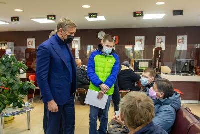 Юрий Бездудный пообщался с посетителями МФЦ / Фото Алексея Орлова