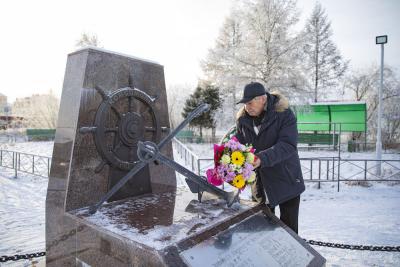 Председатель совета ветеранов морпорта Валентин Тярасов возложил цветы к памятнику / Фото Игоря Ибраева