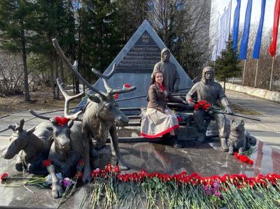 Любовь Саламащенко у памятника защитникам Заполярья / фото  Ольги Песковой