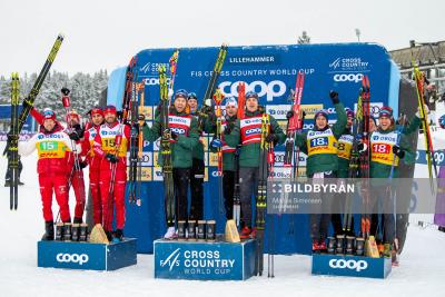 Российские лыжники (крайние слева) заняли второе место в эстафете / Фото Byldbyran