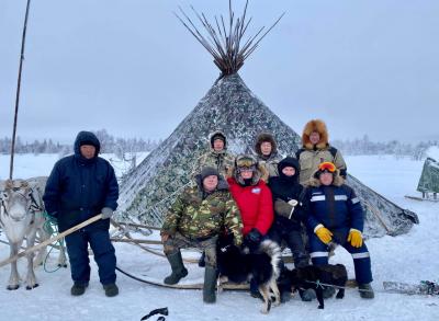 Разговор с оленеводами получился обстоятельным, а по-другому в тундре и не бывает / Фото Елены Касторной