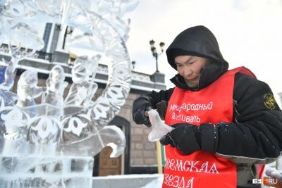 На фестивале в Екатеринбурге Николай Вылка вырезал изо льда скульптуру «Путь к звезде» / Фото Артёма Устюжанина/E1.RU