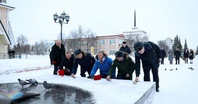 Возложение цветов к Обелиску Победы / Фото Алексея Орлова