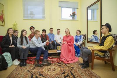 Юнкоры на встрече с молодёжным коллективом / Фото автора