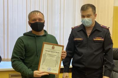 Подполковник полиции Никифоров вручил награды / Фото Росгвардии по НАО