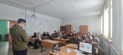 Сергей Уваров рассказывает школьникам Неси о важности сохранения популяции дикого северного оленя / Фото предоставлено Сергеем Уваровым