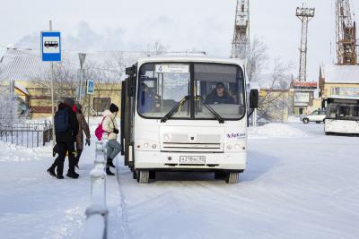 В автобус по льготе / Фото Игоря Ибраева