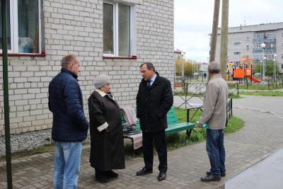 Светлана Ивановна Перекопай обсуждает с представителями администрации Нарьян-Мара проблемы дворового благоустройства. Сентябрь 2018 года / Фото из архива «НВ»