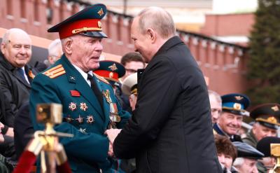 Президент России приветствовал ветеранов, приглашённых на Парад Победы / Фото kremlin.ru