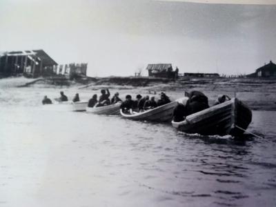 Сплав на лодке, отъезд от посёлка геологов, 1972 г.  / Фото предоставлено землячеством