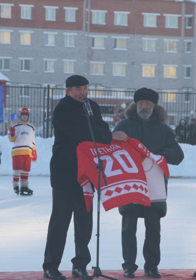 В 2009 году на открытие городского стадиона приезжал олимпийский чемпион Владислав Третьяк / Фото из архива «НВ»