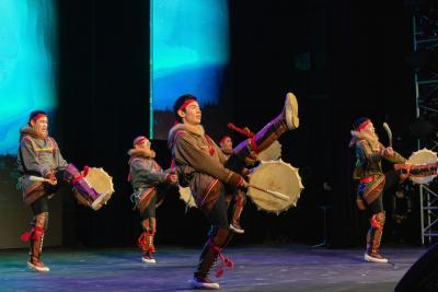 На сцене танцевальная группа ненецкого народного ансамбля «Маймбава» / Фото Александры кустышевой