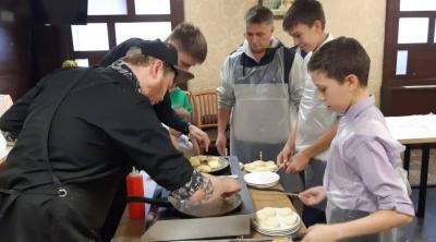 Дети с родителями готовили праздничные блюда под руководством поваров / Фото Т.Е. Поповой
