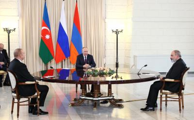 Идёт трёхсторонняя встреча / Фото kremlin.ru