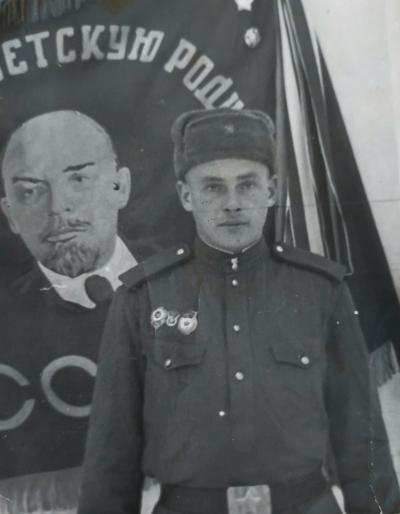 Фото под знаменем полка. 1954 г. / Фото из домашнего архива автора