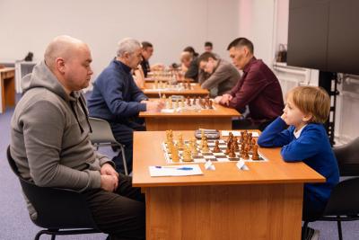 Для второклассника Платона Лебедева это первый окружной чемпионат по шахматам / Фото Александры Берг