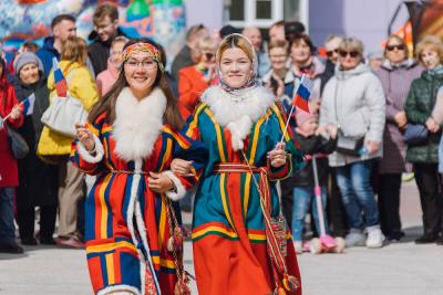 Более 1 200 человек приняли участие в акции «Надень  народное на День России» / фото Александры Берг