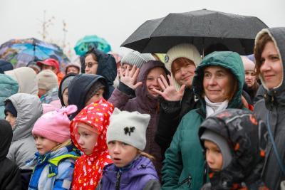 Жители округа, несмотря на непогоду, приняли участие в праздничном мероприятии / Фото Екатерины Эстер 