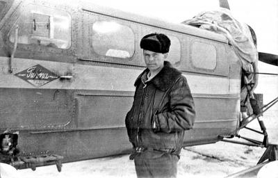 Механик-водитель Анатолий Марус рядом с аэросанями Ка-30, середина 60-х / Фото из семейного архива семьи Марус