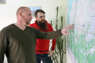 Олег Вылегжанин и Василий Поляков вспоминают пройденный путь по карте в редакции «Няръяна вындер» / Фото Екатерины Эстер