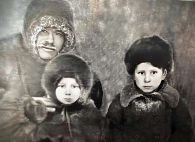 Пётр Иванович Хозяинов с сыновьями Тимофеем и Николаем / ФОТО ИЗ АРХИВА ХОЗЯИНОВЫХ