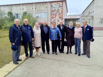 Выпускники во дворе родной первой школы / Фото предоставлено автором письма