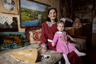 Первой героиней благотворительного фотопроекта стала 97-летняя труженица тыла Агафья Григорьевна Данилова, её внуки и правнуки / Фото Алёны Шустровой