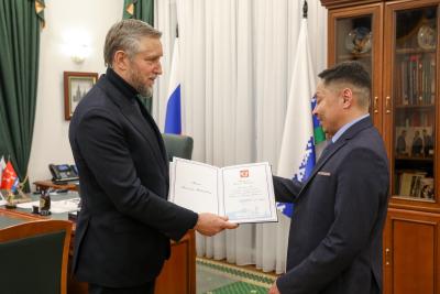 Губернатор вручает Филиппу Валею благодарственное письмо Президента РФ / Фото Екатерины Эстер