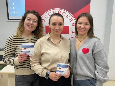 Сотрудники Центра развития донорства костного мозга Татьяна Пономарёва и Любовь Белозёрова с новым участником регистра Марией Кривошлыковой (в центре) / Фото автора