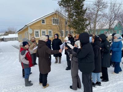 Участники экскурсии у дома Павла Васильевича Безумова / Фото Великовисочного ЦДК