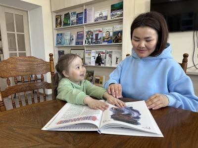 Юлия Талеева с радостью приходит в библиотеку. В выходной день компанию ей составляет малышка Маша – дочь подруги / Фото автора