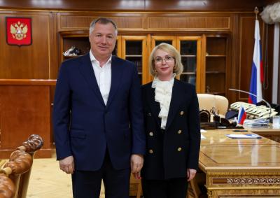 Марат Хуснуллин и Ирина Гехт обсудили во время рабочей встречи вопросы дорожного строительства, модернизации ЖКХ, расселения аварийного жилья и благоустройства населённых пунктов / Фото пресс-службы Правительства РФ