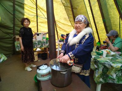 Хозяйка в чуме – лучший помощник оленевода / Фото автора