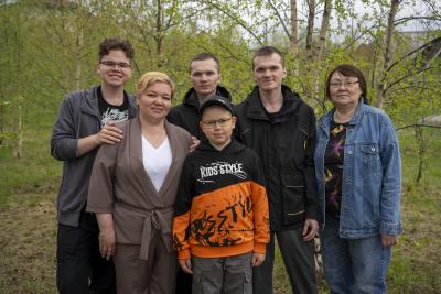 На семейном фото – мама Людмила с четырьмя сыновьями и любимая тётя Анастасия Хозяинова / Фото Алексея Орлова