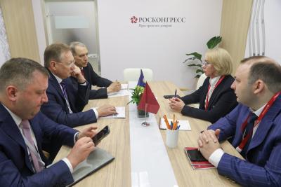 Соглашение с «Зарубежнефтью» и КРДВ уже переходит в практическую плоскость: определён первый населённый пункт, который станет участником проекта / Фото Екатерины Эстер