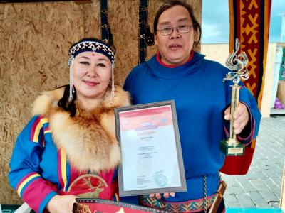 Умельцы Александр Ледков и Маргарита Латышева получили Гран-при в номинации «Лучший  народный мастер» / Фото ЭКЦ НАО
