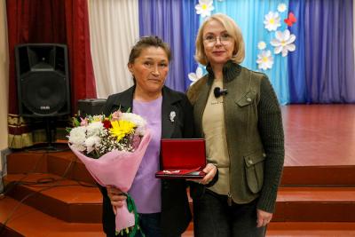 Ирина Гехт вручила медаль ордена «Родительская слава» Веронике Соболевой / Фото Екатерины Эстер