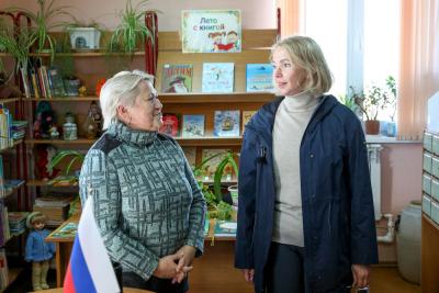Что читают жители Андега? Об этом врио губернатора рассказала библиотекарь Нелля Викторовна Пескишева / Фото Екатерины Эстер