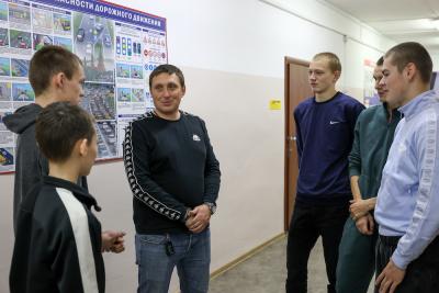 Владимир Алексеевич легко и просто находит общий язык с молодёжью / Фото Екатерины Эстер
