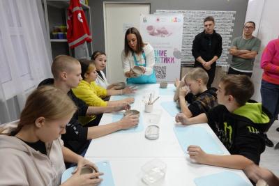 Ребята увлечённо работали над своими шедеврами / Фото Инги Артеевой