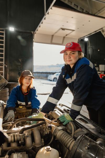 Полина Филиппова и Виолетта Зобнина управляются с автомобилем не хуже парней / Фото Александры Берг