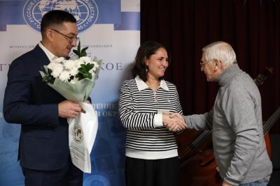 Членские билеты РГО вручал старейший представитель регионального отделения Вячеслав Корепанов / Фото Екатерины Эстер