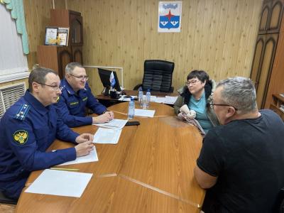 В Красном Николай Хлустиков встретился с жителями посёлка  и оленеводами СПК «Харп» / Фото предоставлено Пресс-службой прокуратуры  Архангельской области и НАО