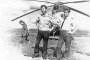 Работа для экспедиции в тундре. У вертолета Ми-4 слева направо:  бортмеханик Алексей Петрович Белик, командир вертолета  Виктор Федотович Лазарев. 1970 год