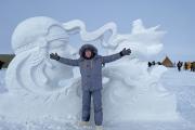 Губернатор НАО Юрий Бездудный на фоне снежной скульптуры, которую сотворил мастер Николай Вылка / Фото Алексея Орлова