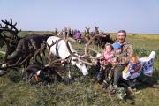 Василий Варницын с детьми. Прекрасна тундра летом / Фото автора